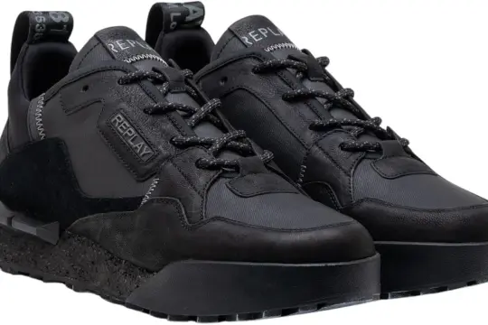 Scarpe Replay uomo nere, in pelle e tessuto tecnico, con suola spessa e dettagli a contrasto. Perfette per un look casual e moderno.