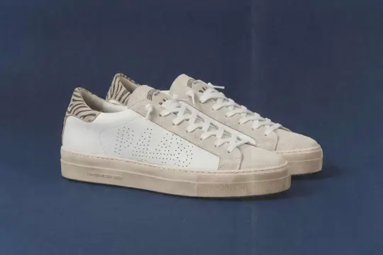 Sneakers p448 bianche con dettagli zebrati e suola beige. Perfette per un look casual ma audace.