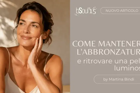 Donna con pelle abbronzata e luminosa, un esempio di skincare significato per mantenere l'abbronzatura.